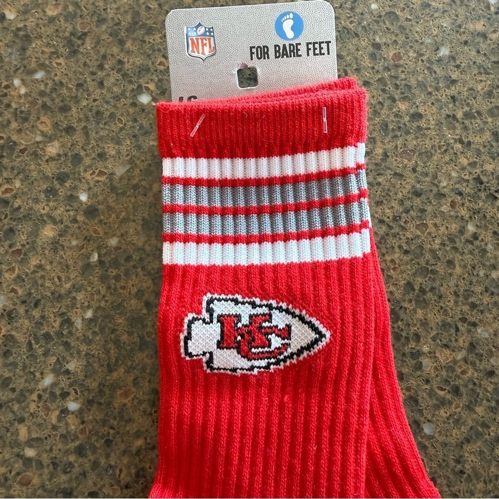 NEW Kansas City Chiefs For Bare Feet 4-Stripe Deuce Performance Crew Socks - Picture 7 of 10